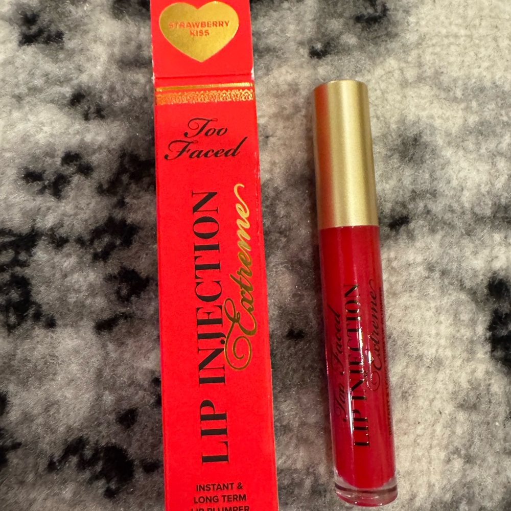 Too Faced Lip Injection Extreme - Strawberry Kiss